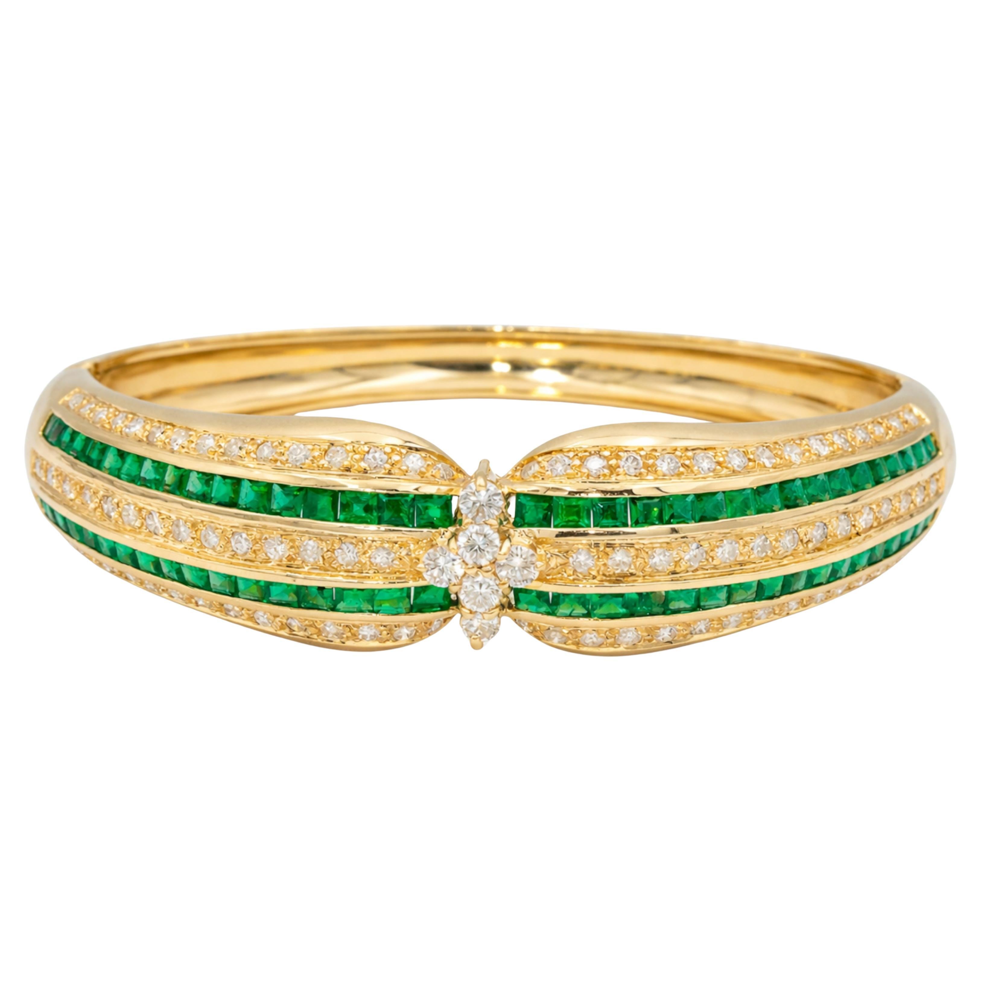 Bracciale in oro giallo con diamanti e smeraldi in vendita