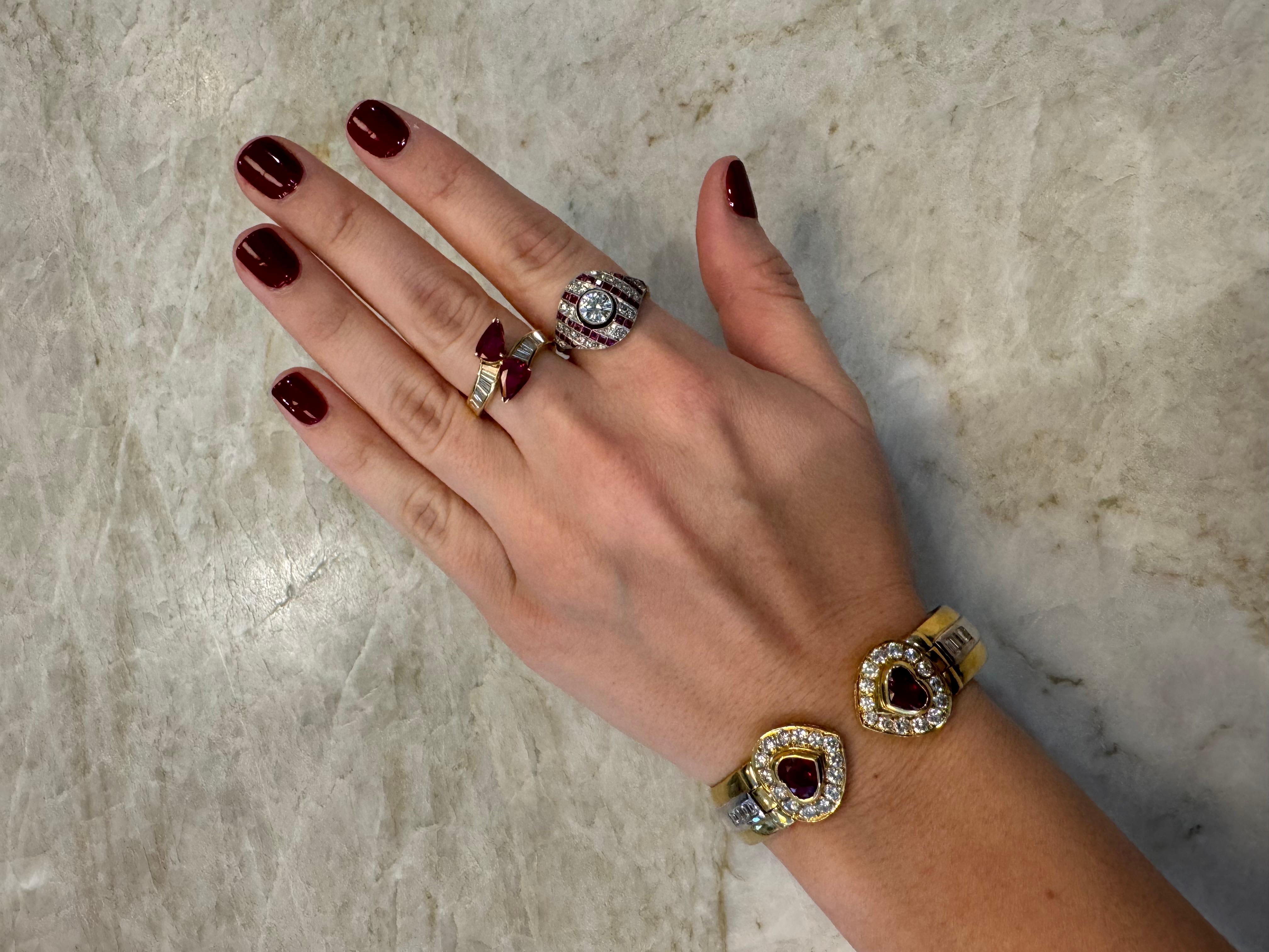 Anello in oro giallo con diamanti e rubini in vendita 2