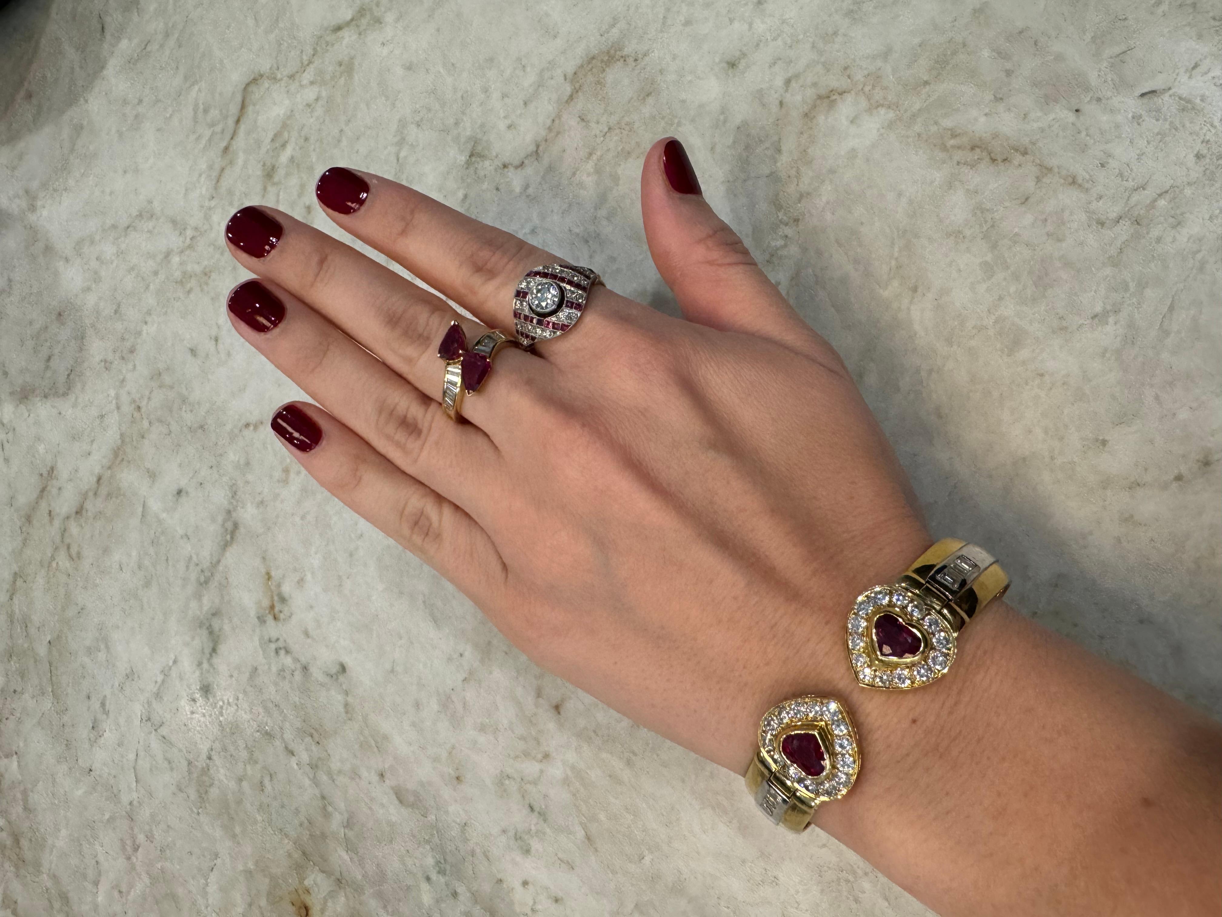 Anello in oro giallo con diamanti e rubini in vendita 3