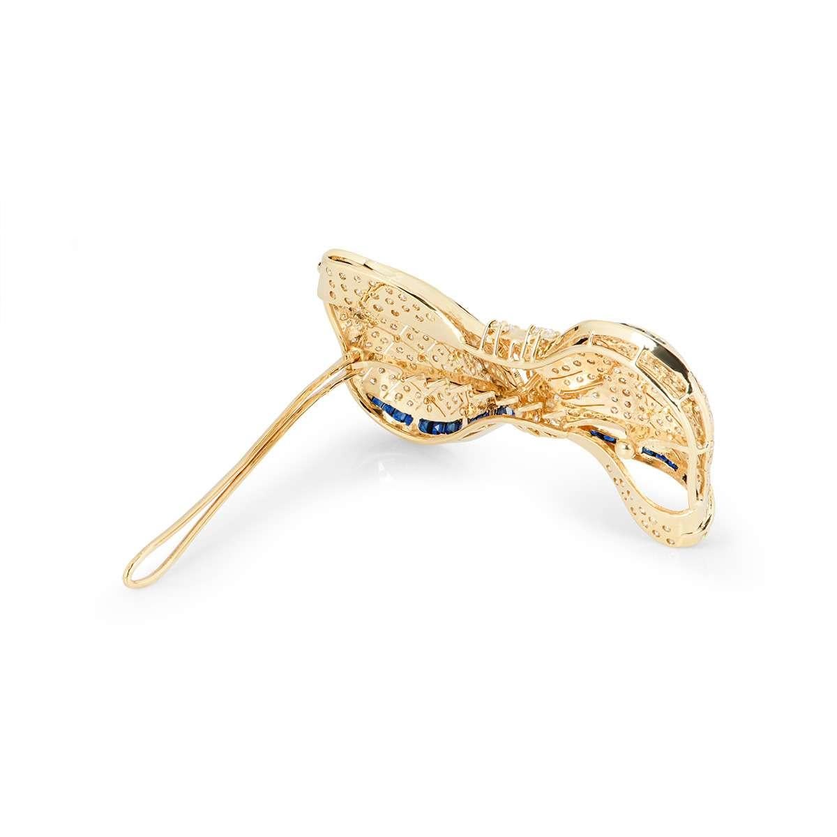 Yellow Gold Diamond and Sapphire Bow Brooch 7.62 carats In Excellent Condition In London, GB