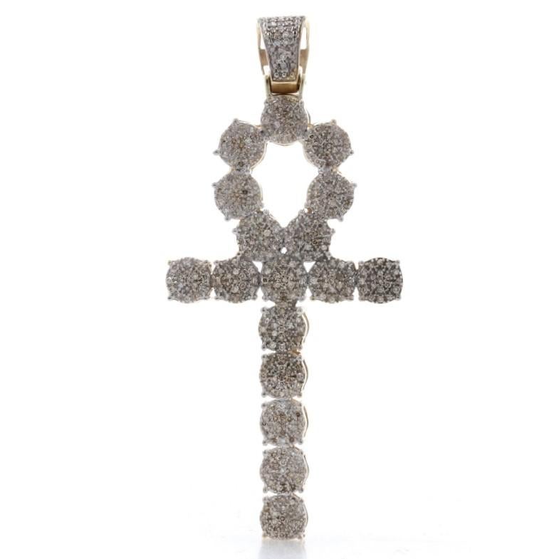 Contenu métallique : Or jaune 10k et or blanc 10k

Informations sur les pierres
Diamants naturels
Total des carats : 2.00ctw
Coupe : Simple
Couleur : K - L.
Clarté : SI1 - SI2

Thème : Ankh, Vie, Foi, Hiéroglyphe Bling

Mesures
Hauteur (à partir de