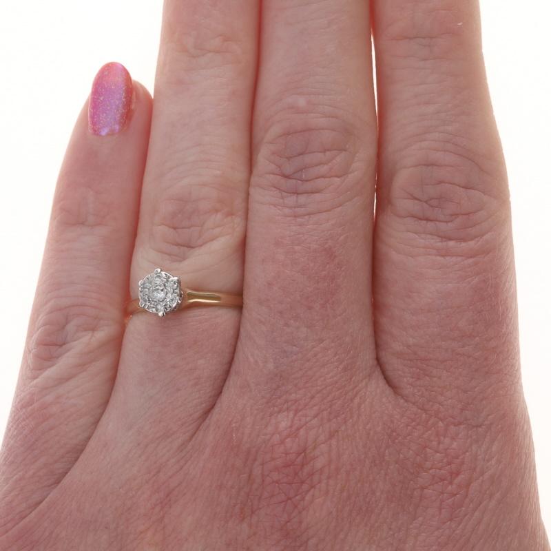 Taille : 6
Frais de taille : Up&Up 2 tailles pour $40 ou Down 1 taille pour $40

Époque : Art déco

Contenu métallique : Or jaune 14k et or blanc 14k

Informations sur les pierres

Diamants naturels
Carat(s) : .12ctw
Coupe : Simple
Couleur : H -