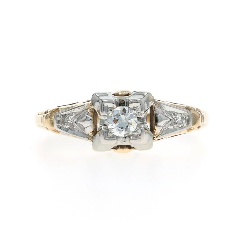 Dimensioni: 6 1/4
Costo della taglia: 2 taglie in più per $30 o 1 taglia in meno per $35

Epoca: Art Déco

Contenuto metallico: Oro giallo 14k e oro bianco 14k

Informazioni su A. Stone

Diamante naturale
Carati: .14ct
Taglia: Europeo
Colore: