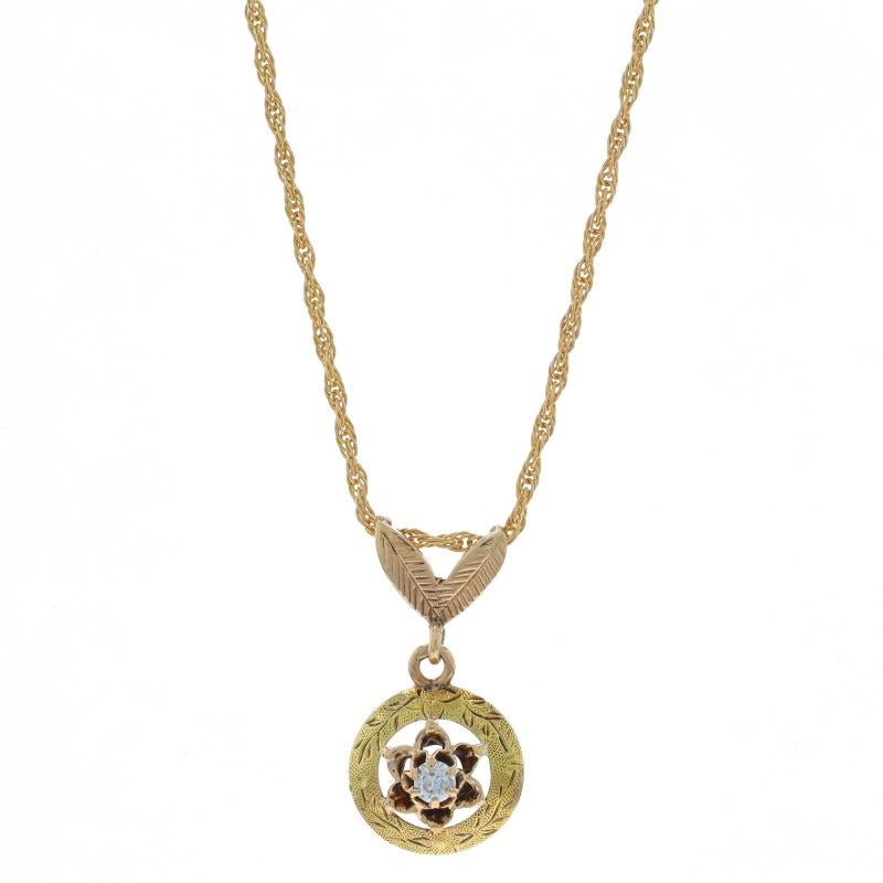 Epoca: Art Déco

Contenuto metallico: Oro giallo 14k e oro rosa 14k

Informazioni su A. Stone

Diamante naturale
Carati: .05ct
Taglia: Europeo
Colore: G
Chiarezza: SI2

Stile della catena: Principe di Galles and Wales
Stile della collana: