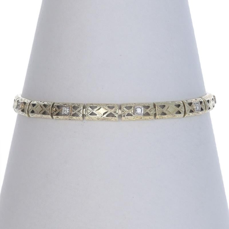 Époque : Art déco
Date : années 1920 - années 1930

Contenu métallique : Or jaune 14k et or blanc 14k

Informations sur les pierres

Diamants naturels
Carat(s) : .15ctw
Coupe : européenne
Couleur : H - I
Clarté : VS2 - SI1

Total des carats :