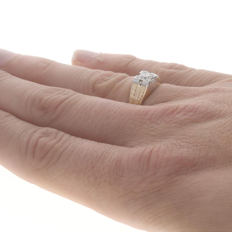 Anillo de oro amarillo con diamantes Art Decó para hombre -14k Europeo .50ct Solitario en forma de hoja de vid en Excelente estado para la venta en Greensboro, NC