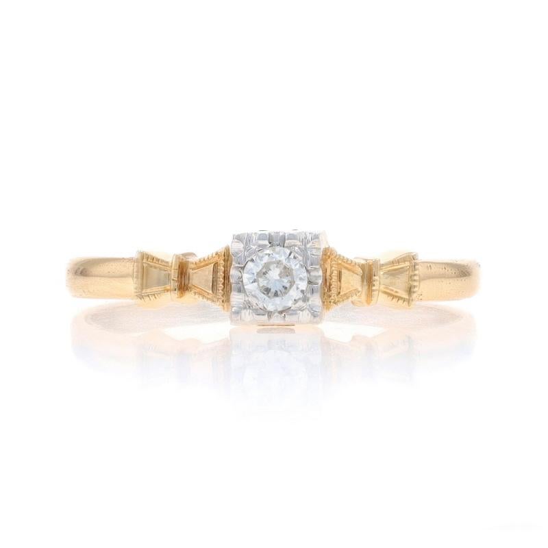 Dimensione: 6
Costo della taglia: Up 2 taglie per $40 o Down 1 taglia per $40

Epoca: Art Déco

Contenuto metallico: Oro giallo 14k e oro bianco 14k

Informazioni su A. Stone

Diamante naturale
Carati: .10ct
Taglio: Rotondo brillante
Colore: