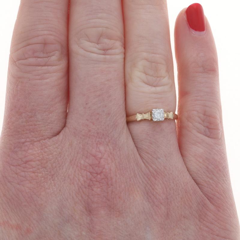 Taglio rotondo Anello solitario in oro giallo con diamante Art Deco 14k a brillante rotondo da 0,10 carati con grani di latte in vendita