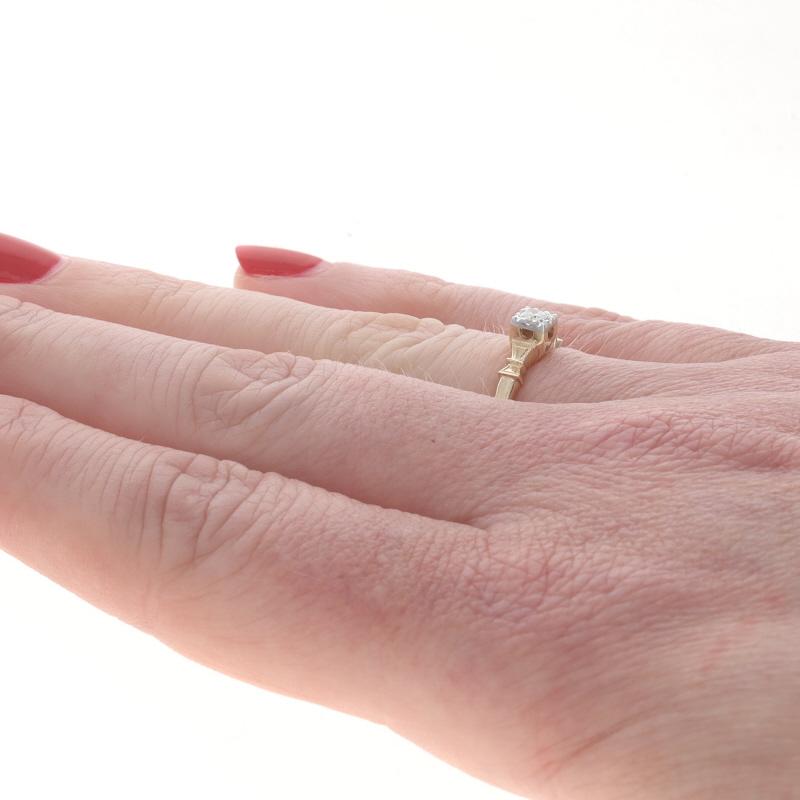 Donna Anello solitario in oro giallo con diamante Art Deco 14k a brillante rotondo da 0,10 carati con grani di latte in vendita