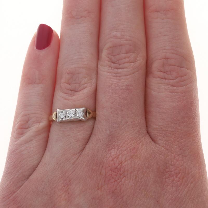 Anillo de oro amarillo con diamantes Art Decó de tres piedras 14k europeo .24ctw Compromiso Corte europeo antiguo en venta