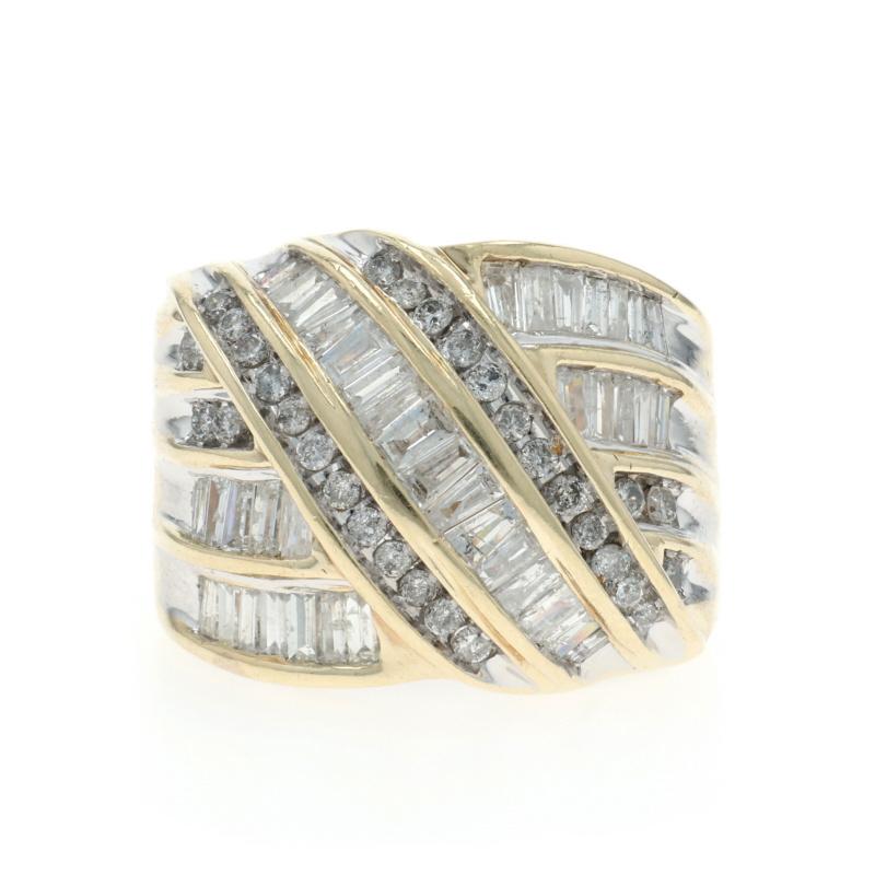 Taille : 6 3/4
Frais de taille : Up&Up 2 tailles pour $60 ou Down 1/2 taille pour $40

Contenu métallique : Or jaune 10k et or blanc 10k

Informations sur les pierres

Diamants naturels
Carat(s) : 2.00ctw
Taille : Baguette & Brilliante ronde
Couleur