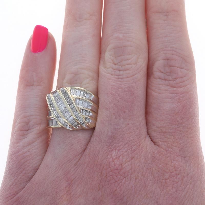 Taille ronde Bague en or jaune 10k avec ruban de diamants baguettes et ronds brillants 2.00ctw en vente