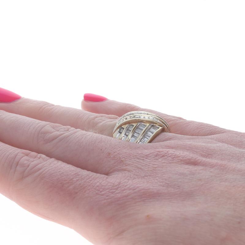 Bague en or jaune 10k avec ruban de diamants baguettes et ronds brillants 2.00ctw Pour femmes en vente