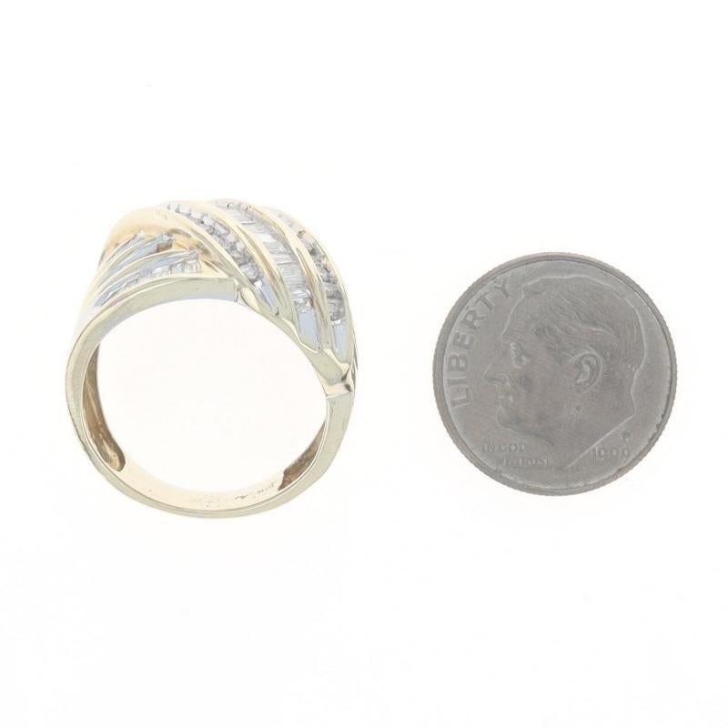 Bague en or jaune 10k avec ruban de diamants baguettes et ronds brillants 2.00ctw en vente 1