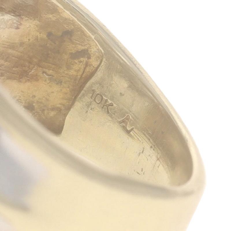 Bague en or jaune 10k avec ruban de diamants baguettes et ronds brillants 2.00ctw en vente 2
