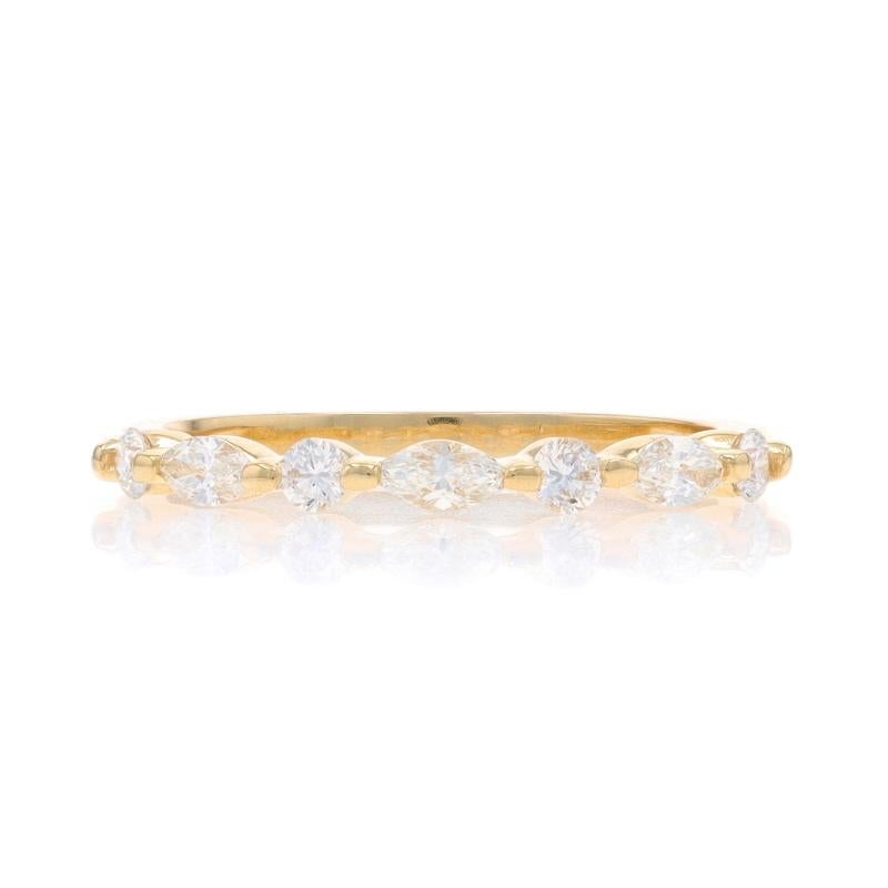 Talla: 6 3/4

Nota: Ponte en contacto con nosotros para solicitar un presupuesto de cambio de tamaño.

Contenido de metal: Oro amarillo de 14 quilates

Información sobre Stone

Diamantes naturales
Quilate(s): .30ctw
Talla: Marquesa
Color: F -