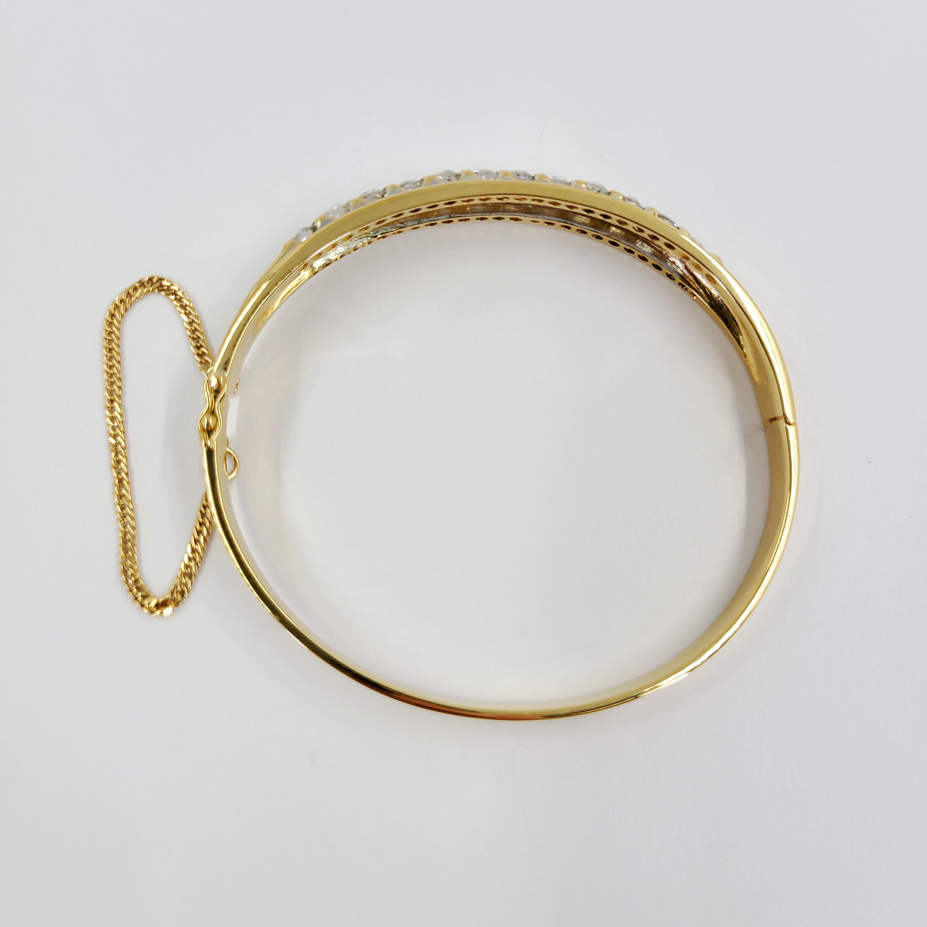 Yellow Gold Diamond Bangle Bracelet In Good Condition In Coral Gables, FL