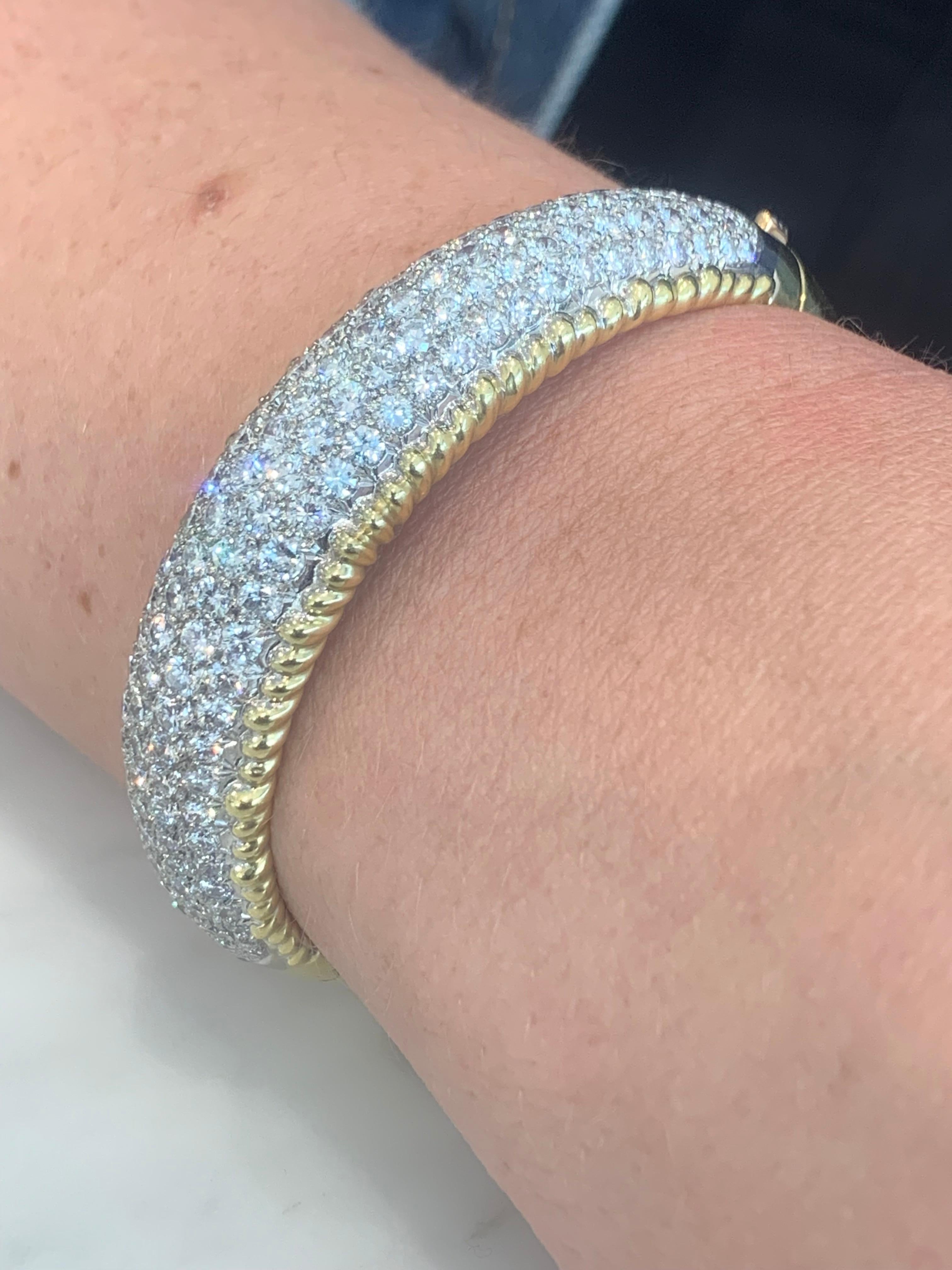 Donna Bangle con diamanti pavé in oro 18 carati in vendita