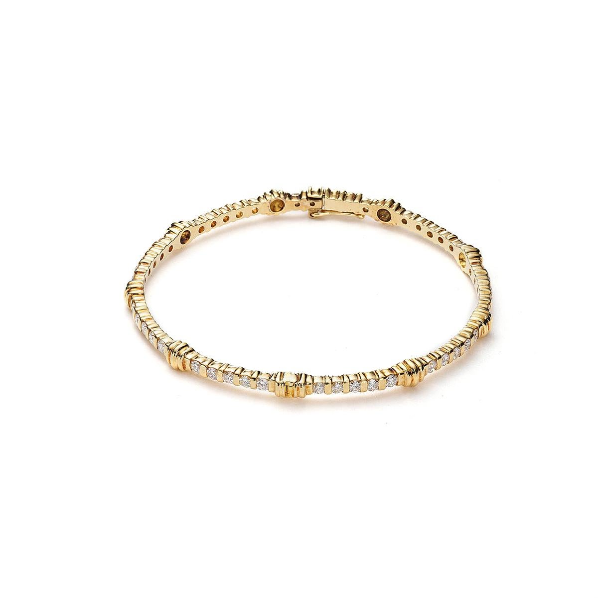 Taille ronde Bracelet jonc en or jaune et diamants en vente