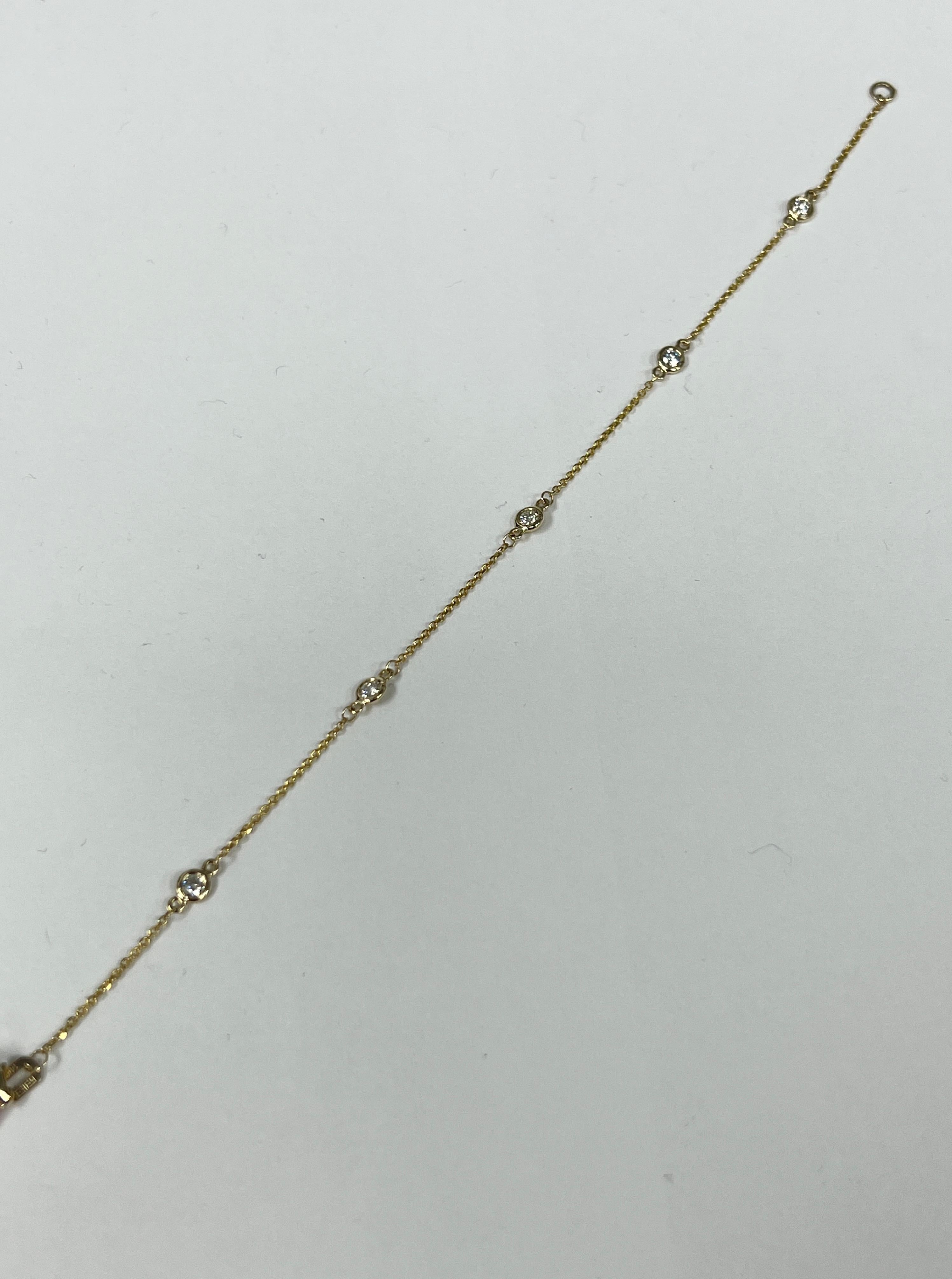 Diesen exquisiten Diamanten pro Meter muss man einfach haben. Dieses Armband aus 14-karätigem Gelbgold ist mit 5 Diamanten von insgesamt 0,35 Karat (SI1-0SI2, Farbe GH) in einer Lünettenfassung geschmückt. Sie ist mit einem Karabinerverschluss