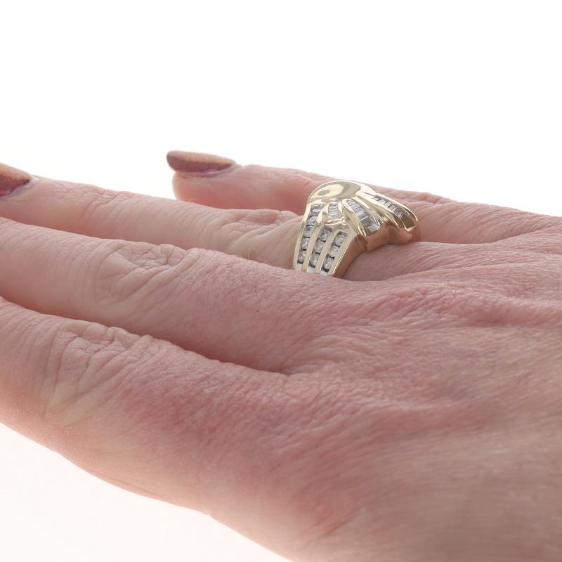 Donna Fascia bypass con diamanti in oro giallo - Anello 14k con diamante rotondo e baguette da 1,00 ct. in vendita