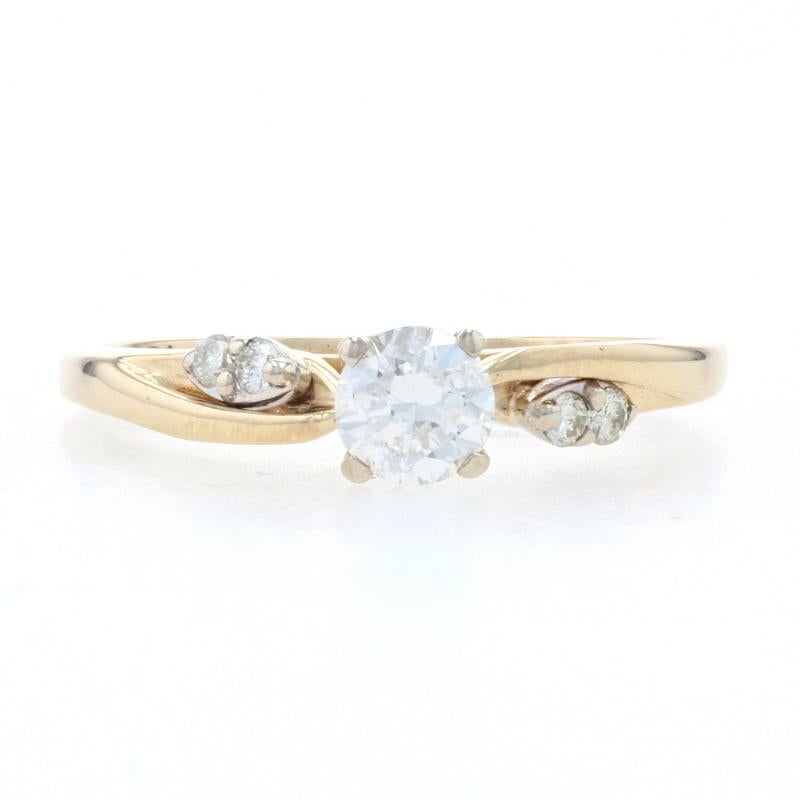 Dimensione: 6 1/2
Costo della taglia: Down 2 per $30 o Up 2 per $35

Contenuto metallico: Oro giallo 14k e oro bianco 14k

Informazioni su A. Stone
Diamante naturale solitario
Carati: .39ct
Taglio: Rotondo brillante
Colore: F 
Chiarezza: