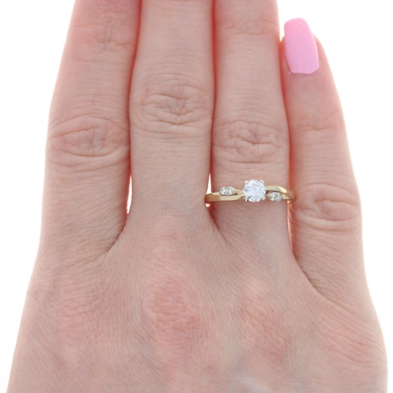 Taglio rotondo Anello di fidanzamento bypass con diamante in oro giallo - 14k Round .49ctw Botanical Leaf in vendita