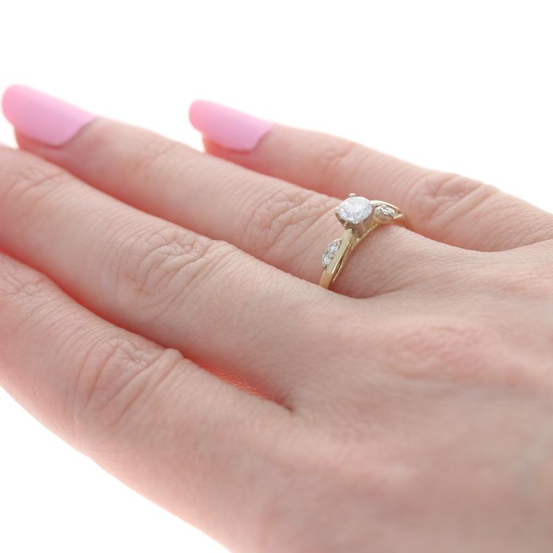 Donna Anello di fidanzamento bypass con diamante in oro giallo - 14k Round .49ctw Botanical Leaf in vendita