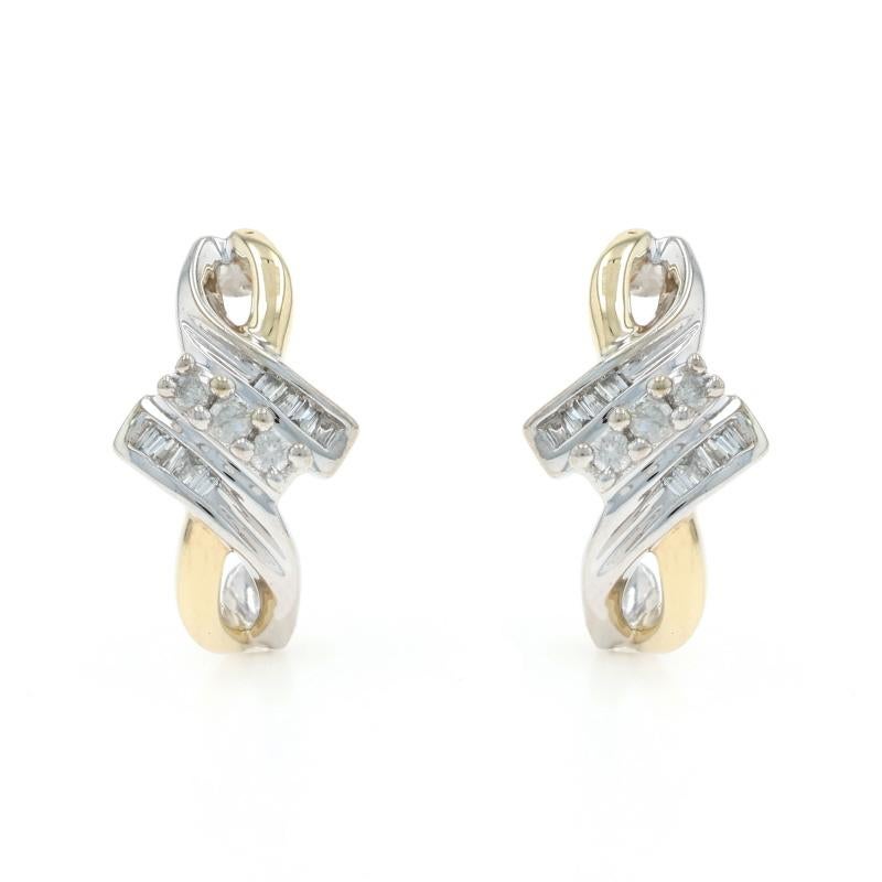 Contenuto metallico: oro giallo 10k e oro bianco 10k

Informazioni su A. Stone

Diamanti naturali
Carati: .20ctw
Taglio: Brillante rotondo e Baguette
Colore: H. H. - I.
Chiarezza: SI1 - I1

Carati totali: .20ctw

Stile: Gancio a J bypassato
Tipo di