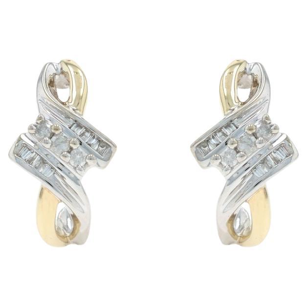 Orecchini con diamante bypass in oro giallo con gancio a J - 10k Rotondo e Baguette .20ctw in vendita