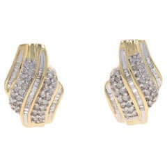 Boucles d'oreilles J-Hoop bypass en or jaune 10 carats rnd & baguette 1,00 carat Omega