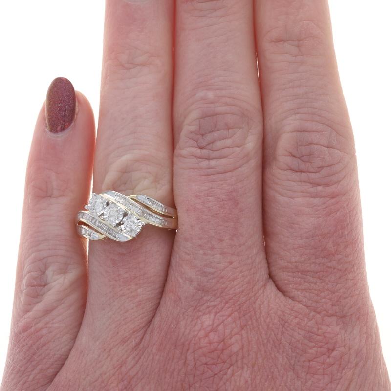 Taille ronde Yellow Gold Diamond Bypass Ring 10k Round Brilliant & Single Stone .50ctw Three-Stone en vente