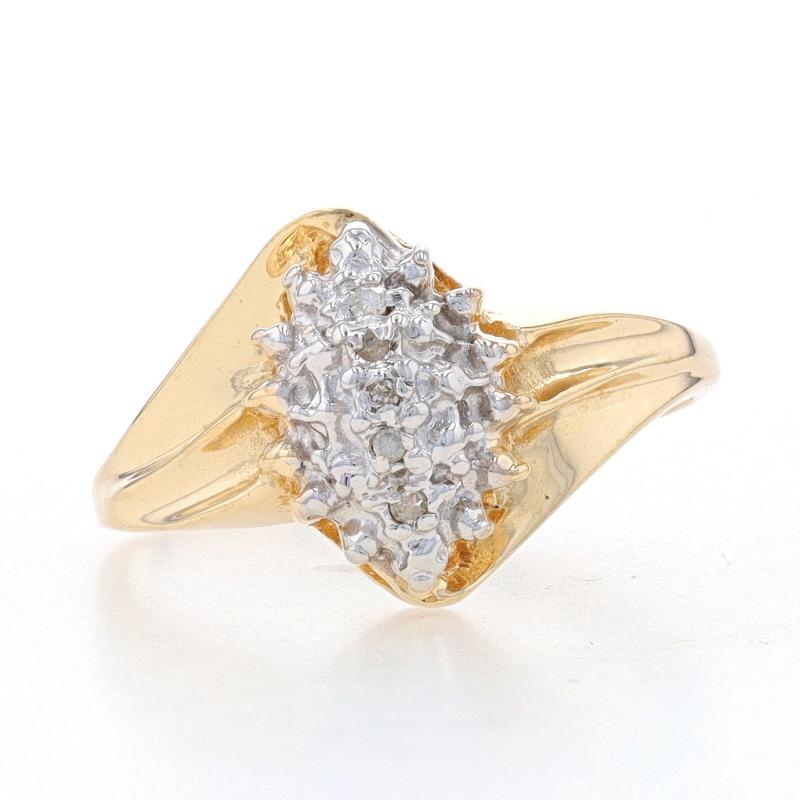 Bague en or jaune avec bypass de diamant - 10k Single Cut Cluster-Inspired en vente