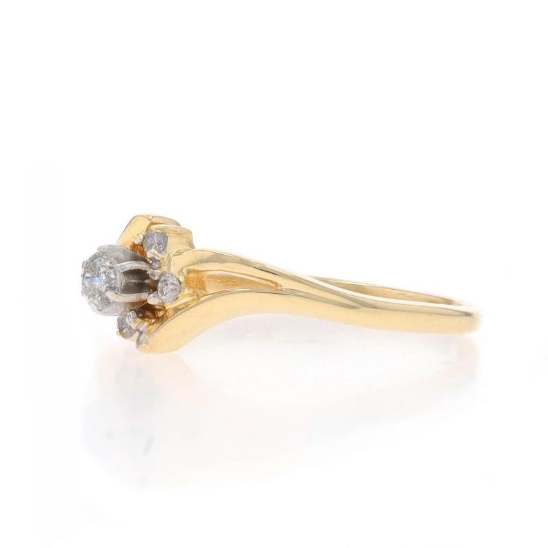 Anello con diamante bypass in oro giallo - 14k Brilliante rotondo .14ctw Promessa In condizioni ottime in vendita a Greensboro, NC