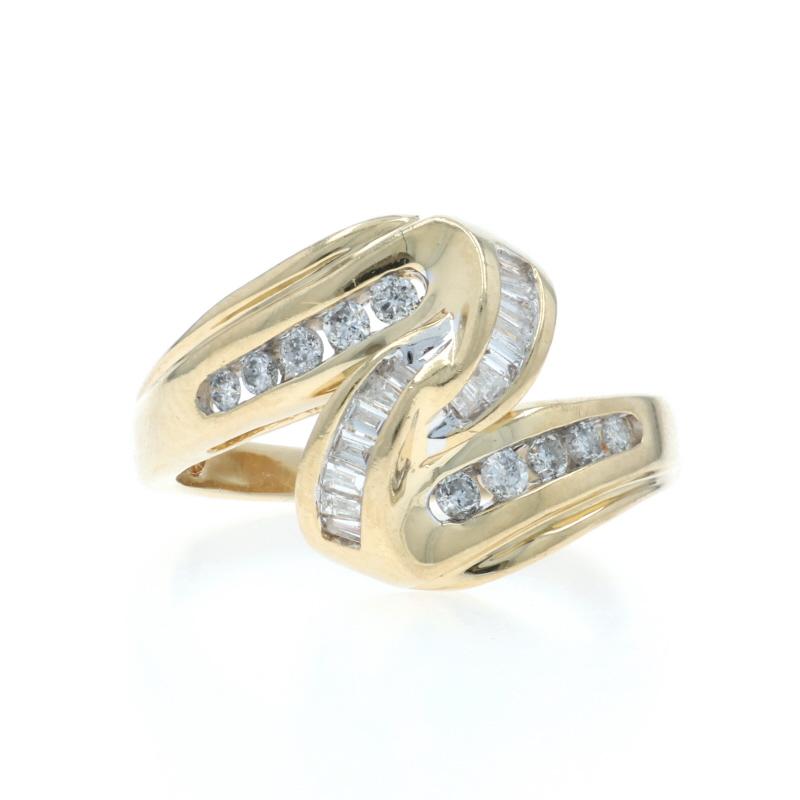 Taille : 6 1/4
Frais de taille : Up&Up 2 tailles pour $50 ou Down 1 taille pour $40

Contenu du métal : Or jaune 14k

Informations sur les pierres

Diamants naturels
Carat(s) : .33ctw
Taille : Ronde, Brilliante et Baguette
Couleur : G - H
Clarté :