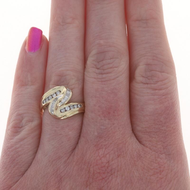 Taille ronde Bague bypass en or jaune 14k diamant rond brillant et baguette .33ctw en vente