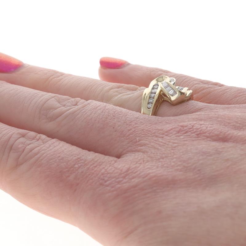 Bague bypass en or jaune 14k diamant rond brillant et baguette .33ctw Excellent état - En vente à Greensboro, NC