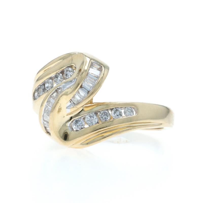 Bague bypass en or jaune 14k diamant rond brillant et baguette .33ctw Pour femmes en vente