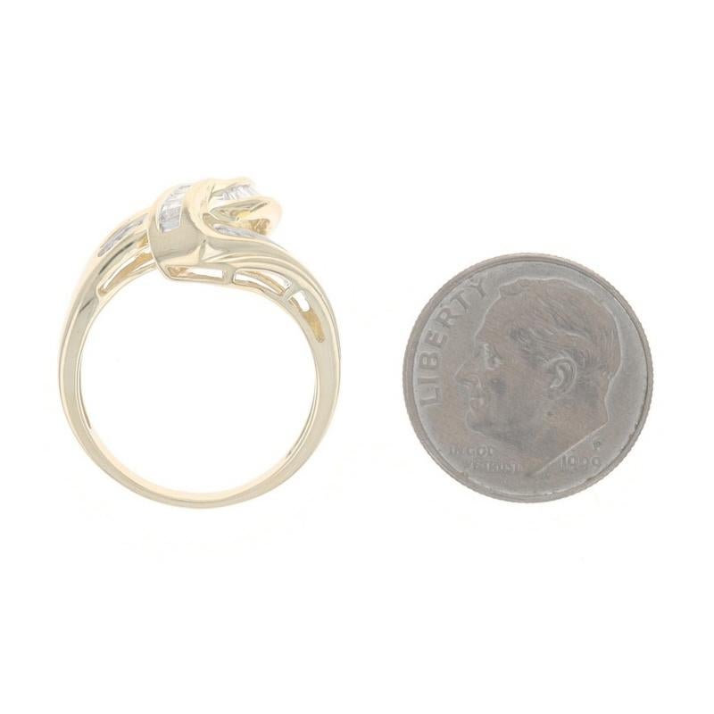 Bague bypass en or jaune 14k diamant rond brillant et baguette .33ctw en vente 1