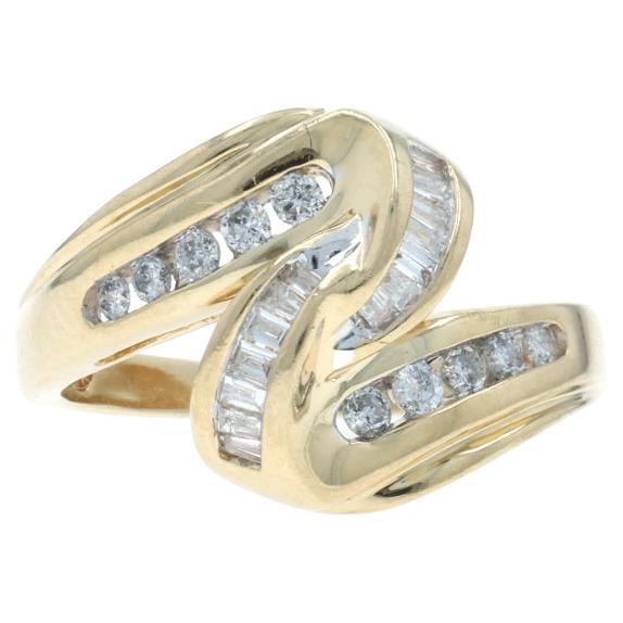 Bague bypass en or jaune 14k diamant rond brillant et baguette .33ctw en vente