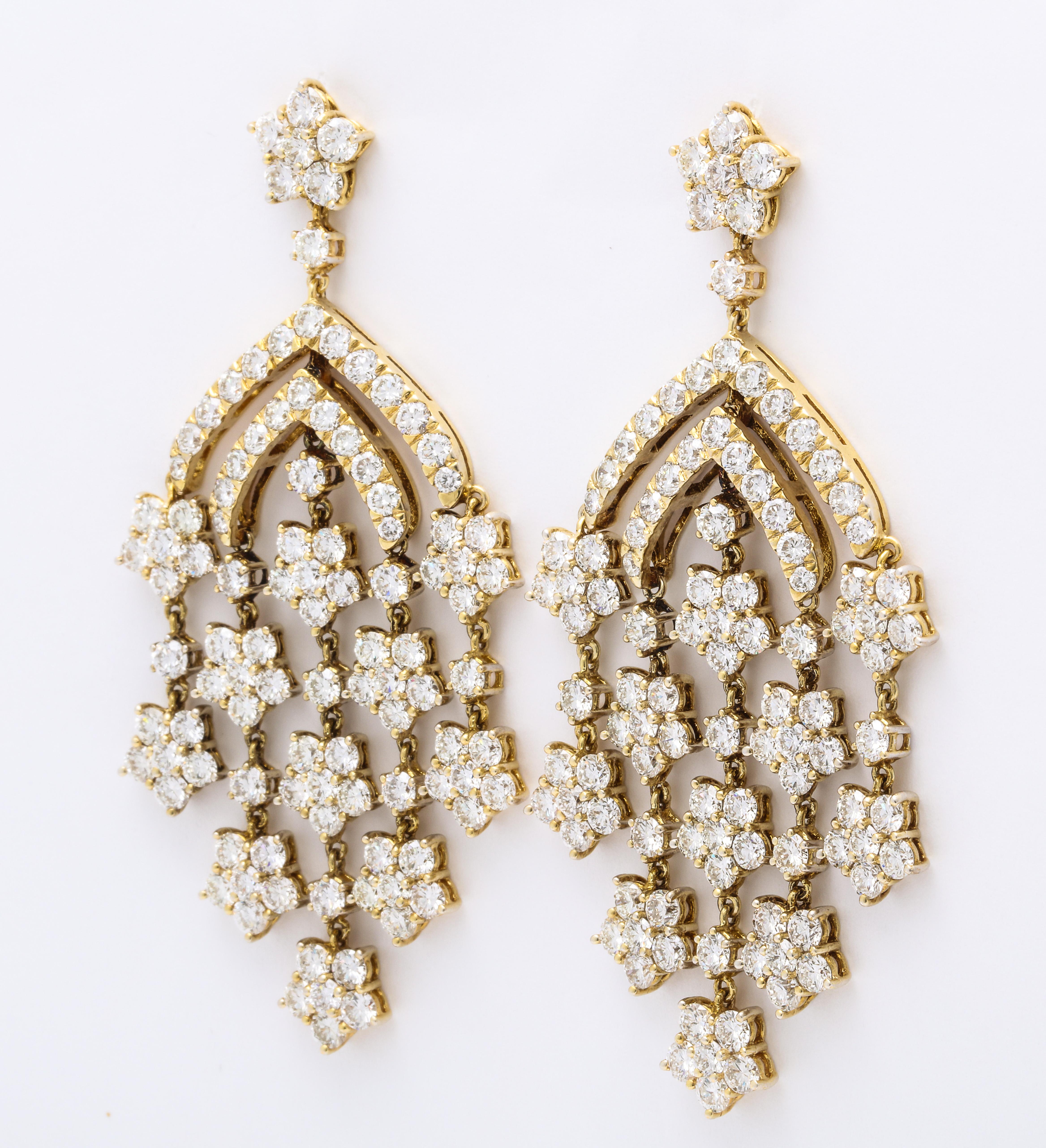 Articulating 18K yellow gold chandelier earrings suspending fringes in graduating length mounted with stylized stars decorated entirely with colorless round brilliant-cut diamonds: 17.65 carats.
Earrings are fitted with posts for pierced ears