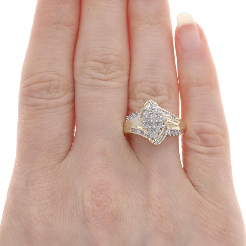 Gelbgold Diamant-Cluster- Bypass-Ring aus Gelbgold - 10k rund & Baguette .50ctw (Rundschliff)