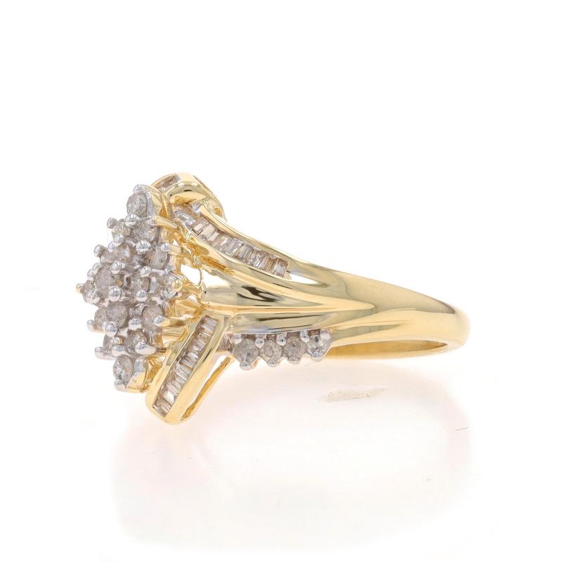 Gelbgold Diamant-Cluster- Bypass-Ring aus Gelbgold - 10k rund & Baguette .50ctw im Zustand „Hervorragend“ in Greensboro, NC
