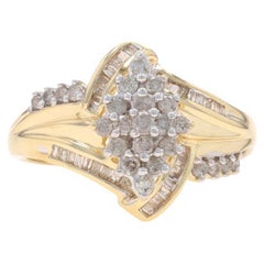 Gelbgold Diamant-Cluster- Bypass-Ring aus Gelbgold - 10k rund & Baguette .50ctw