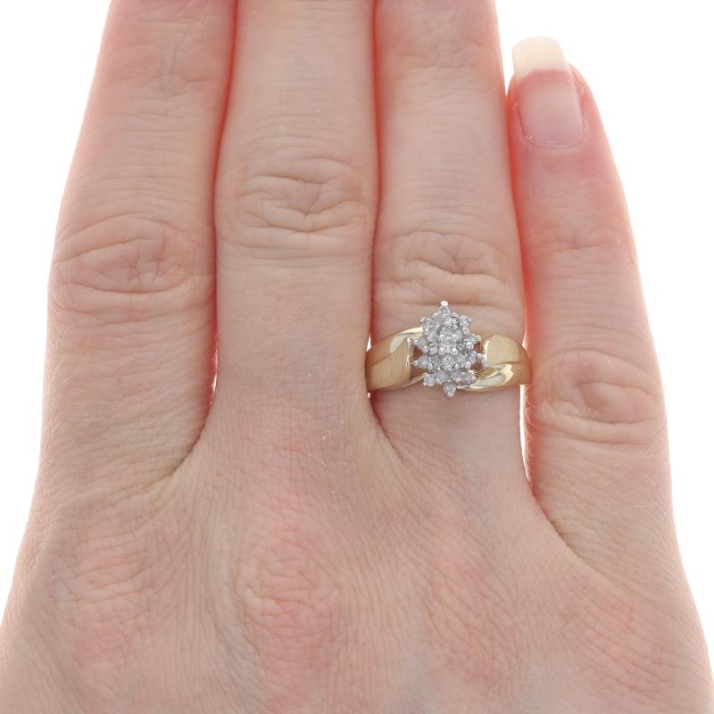 Taille simple Bague bypass en or jaune avec grappe de diamants - 10k Single Cut .25ctw Floral Brushed en vente