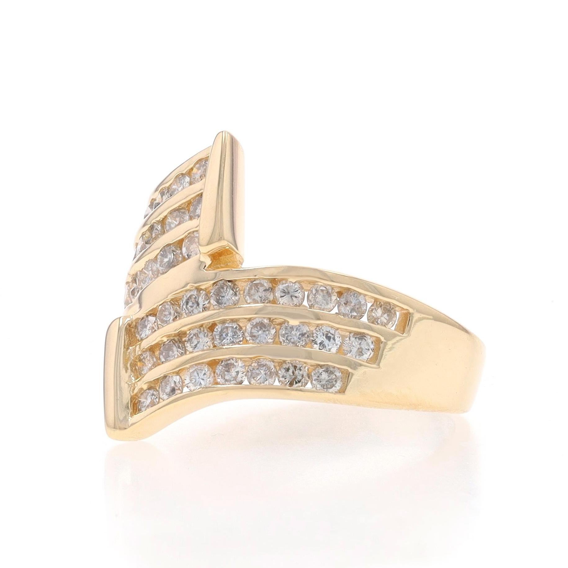 Anello bypass con cluster di diamanti in oro giallo - 14k Round .72ctw Ribbon Channel Set In condizioni ottime in vendita a Greensboro, NC