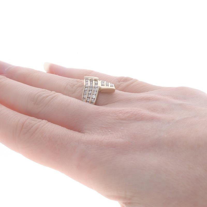 Donna Anello bypass con cluster di diamanti in oro giallo - 14k Round .72ctw Ribbon Channel Set in vendita