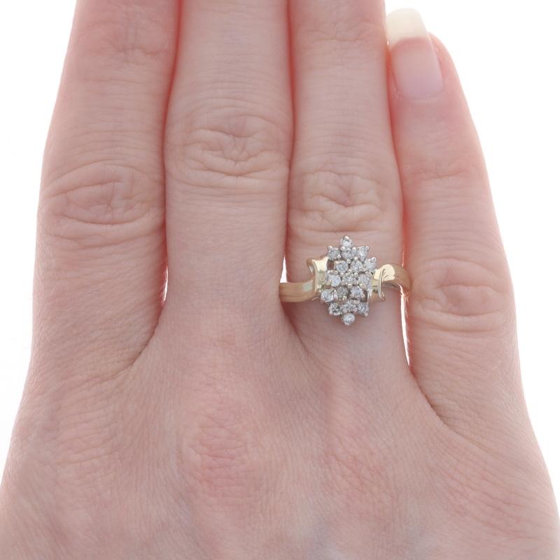 Taille ronde Bague bypass en or jaune avec diamant en grappe - 14k brillant rond .42ctw en vente