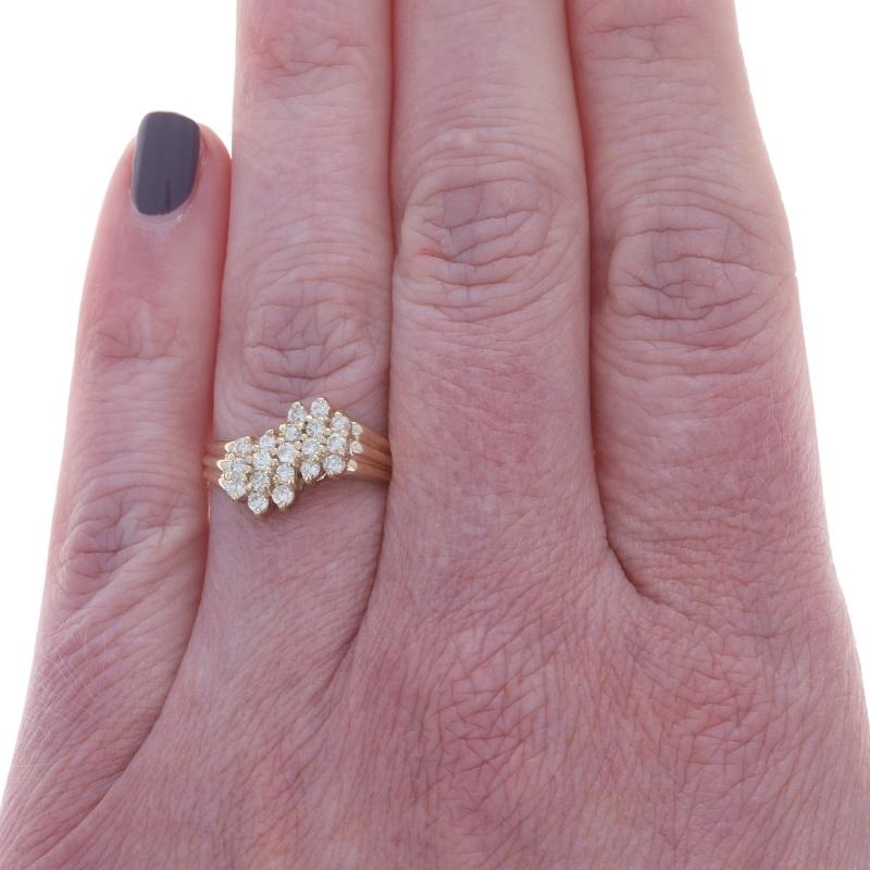 Gelbgold Diamant Cluster Bypass Ring - 14k Runde Brillant .45ctw (Rundschliff) im Angebot