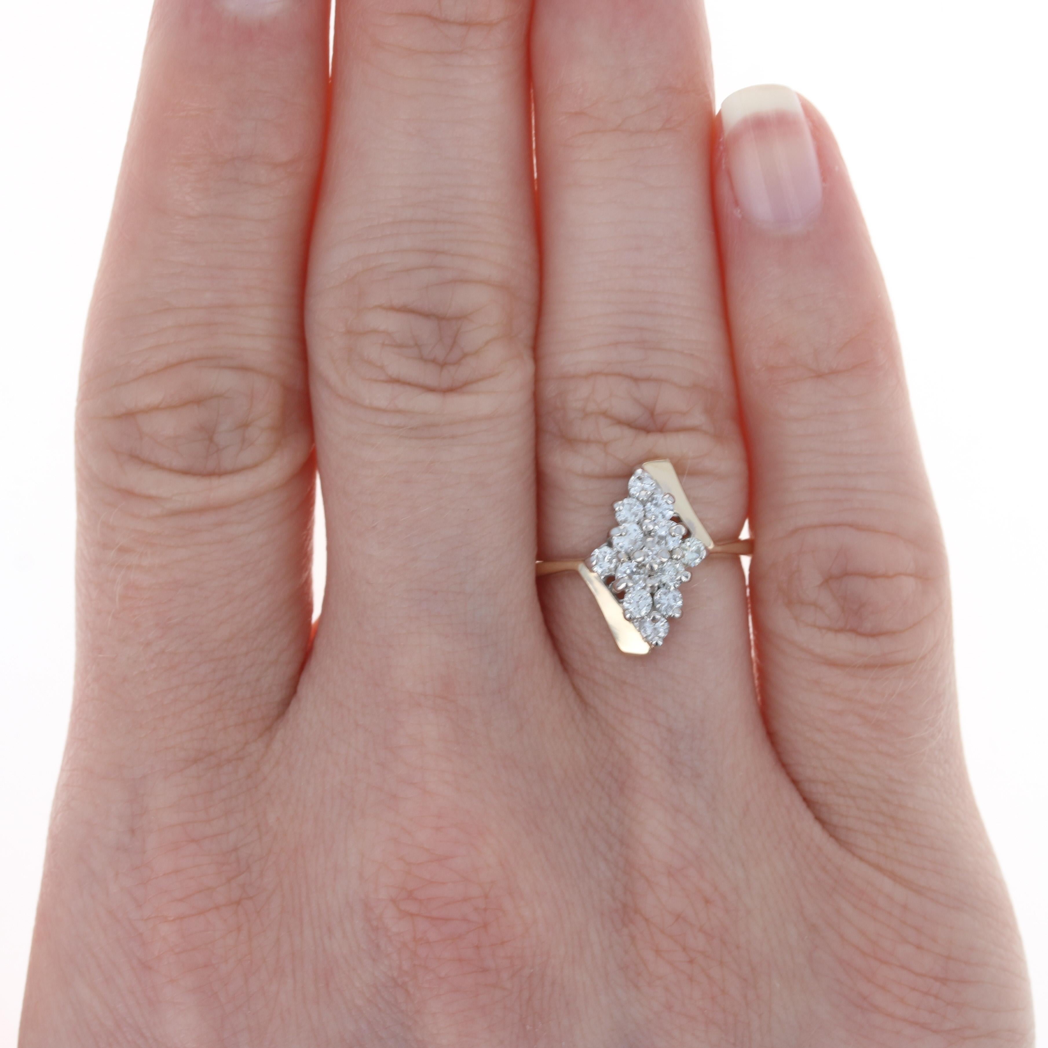 Größe: 5 1/2
Gebühr für Größenanpassung: 2 Größen runter für $30 oder 2 Größen rauf für $35

Metallgehalt: 14k Gelbgold & 14k Weißgold

Informationen zu Stein
Natürlich  Diamanten
Karat gesamt: .70ctw
Schnitt:  Rund Brillant
Farbe: H - I
Klarheit: